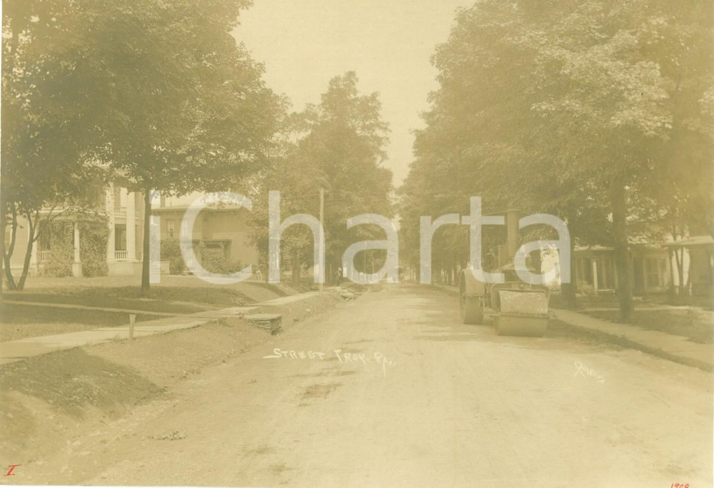 Fotografia d epoca originale 1908 TROY, PENNSYLVANIA USA Schiacciasassi in azione in Main Street Fotografia 1