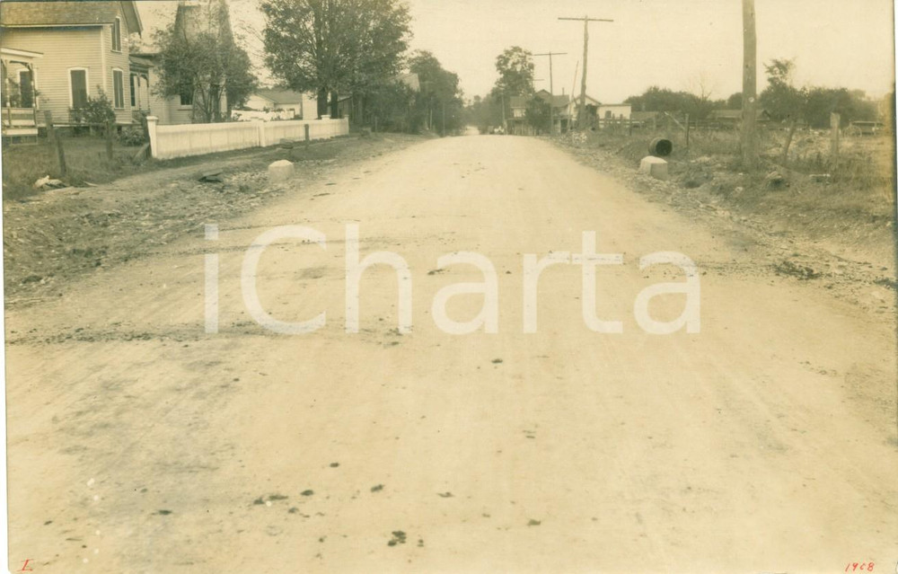 1908 ULSTER, PENNSYLVANIA (USA) La nuova strada rurale della Contea *Fotografia DATA: 1908LUOGO: ULSTER, PENNSYLVANIA (USA)TITOLO: LA NUOVA STRADA RURALE DELLA CONTEADESCRIZIONE: Fotografia d'epoca corredata da didascalia manoscritta coeva al verso.DIMENSIONI: cm 16 x 10CONDIZIONI: buone (margini lievemente rifilati).  Vera fotografia d'epoca, originale, autentica.     originale e autentica 1