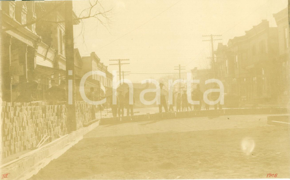 Fotografia d epoca originale 1908 WYALUSING PENNSYLVANIA USA Operai posano i mattoni su MAIN STREET 1