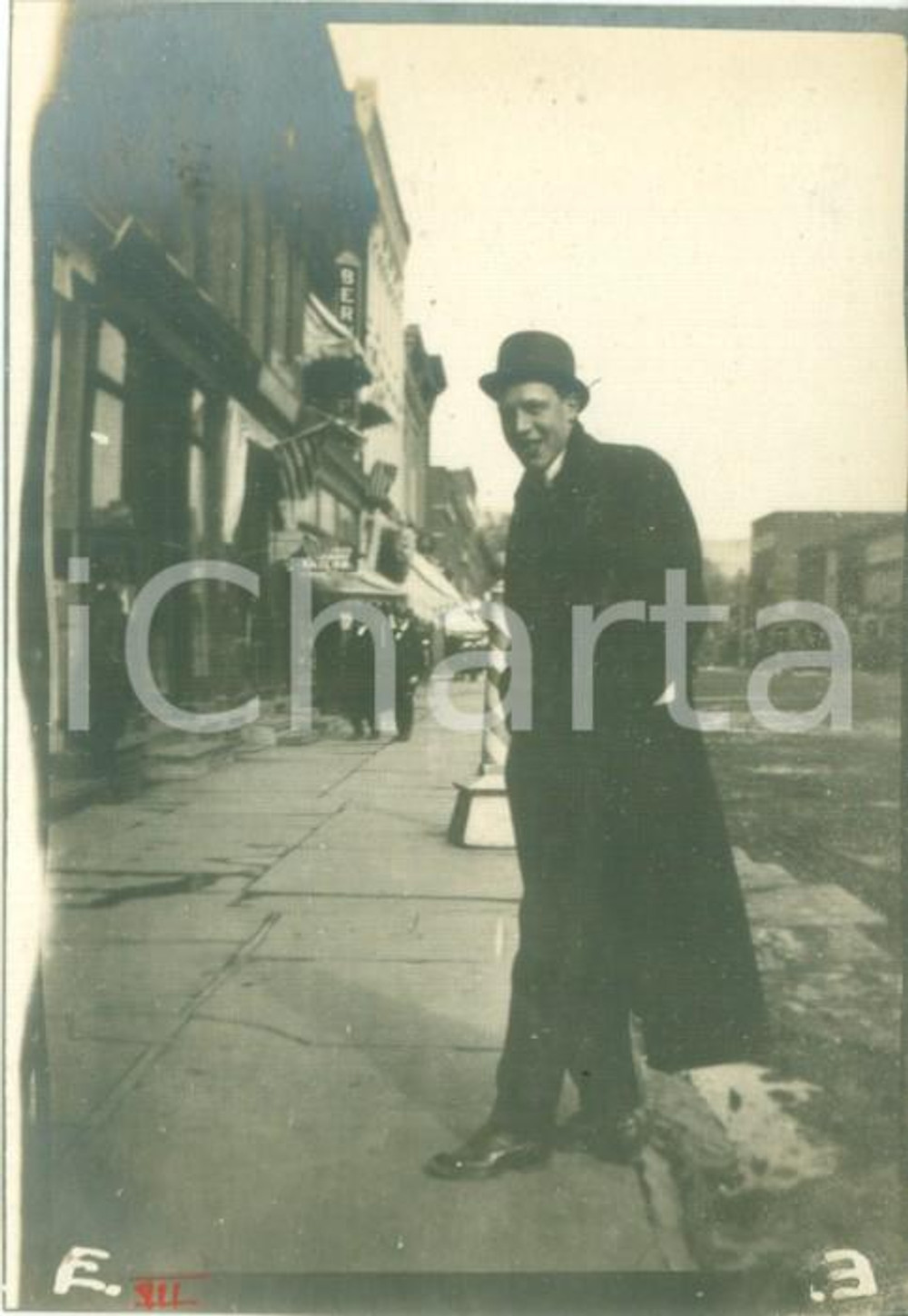 Fotografia d epoca originale 1908 DUNNSTABLE, PENNSYLVANIA USA Passante sul marciapiede Foto cm 6 x 9 1