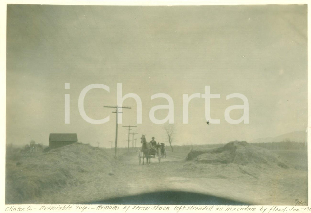 Fotografia d epoca originale 1909 DUNNSTABLE, PENNSYLVANIA USA Cumili di paglia lasciati dall inondazione 1