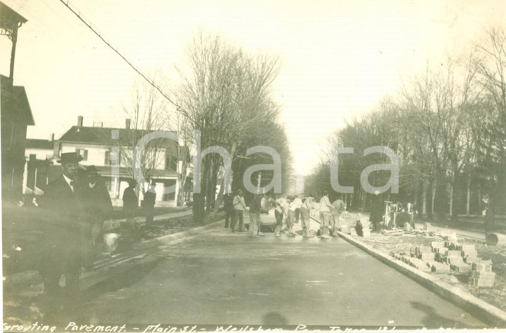 Fotografia d epoca originale 1909 WELLSBORO, PENNSYLVANIA USA Operai ripavimentano Main Street FOTO 1
