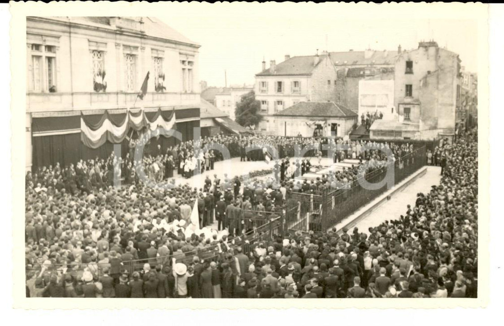 Fotografia d epoca originale 1945 ca FRANCIA Benedizione delle bare di caduti in guerra Foto FP 1