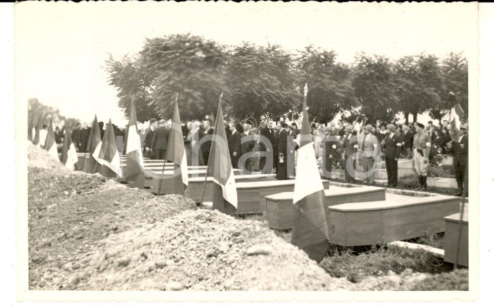 Fotografia d epoca originale 1945 ca FRANCIA Funerali solenni di caduti in guerra Fotografia FP 1