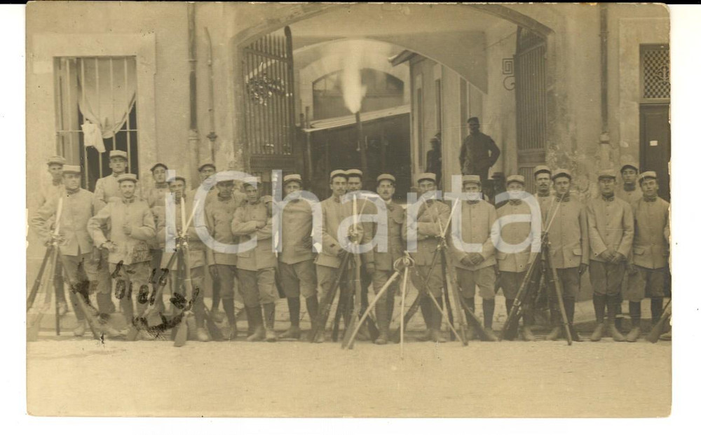 Fotografia d epoca originale 1916 FRANCIA MIlitari di fanteria posano in cortile con le baionette Foto FP 1