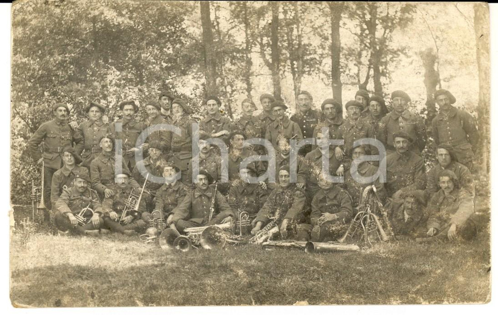Fotografia d epoca originale 1910 ca FRANCE Chasseurs musiciens posent dans un bois Photo ARMEE 1