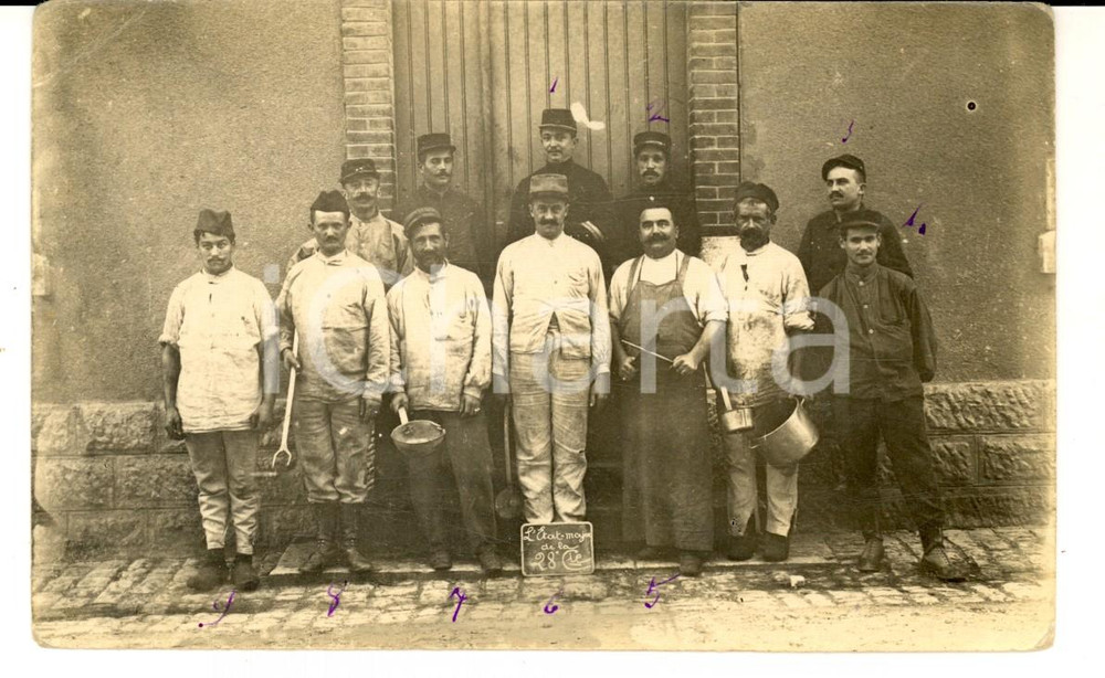 Fotografia d epoca originale 1915 ca WW1 FRANCE L Etatmajor de la 28Ã¨me compagnie... en cuisine Photo 1