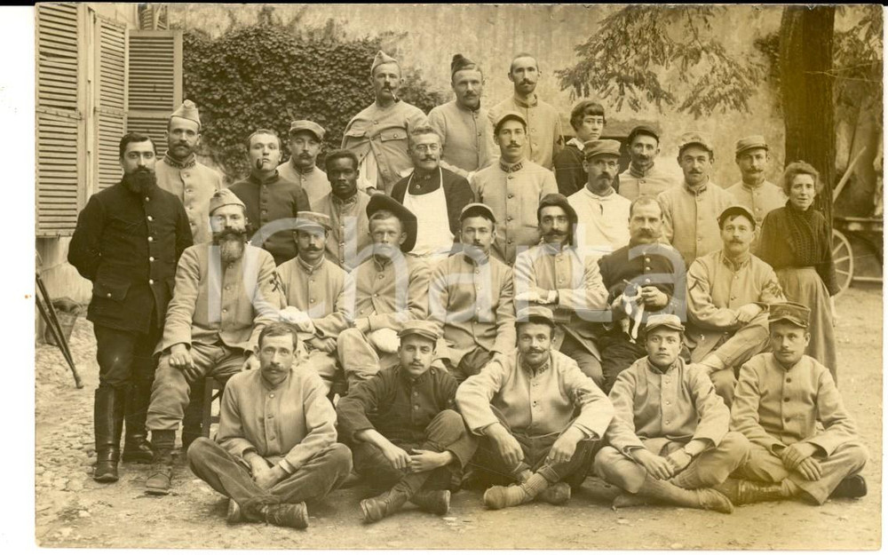 Fotografia d epoca originale 1915 ca WW1 FRANCIA Soldati di fanteria nell aia di una cascina Fotografia FP 1