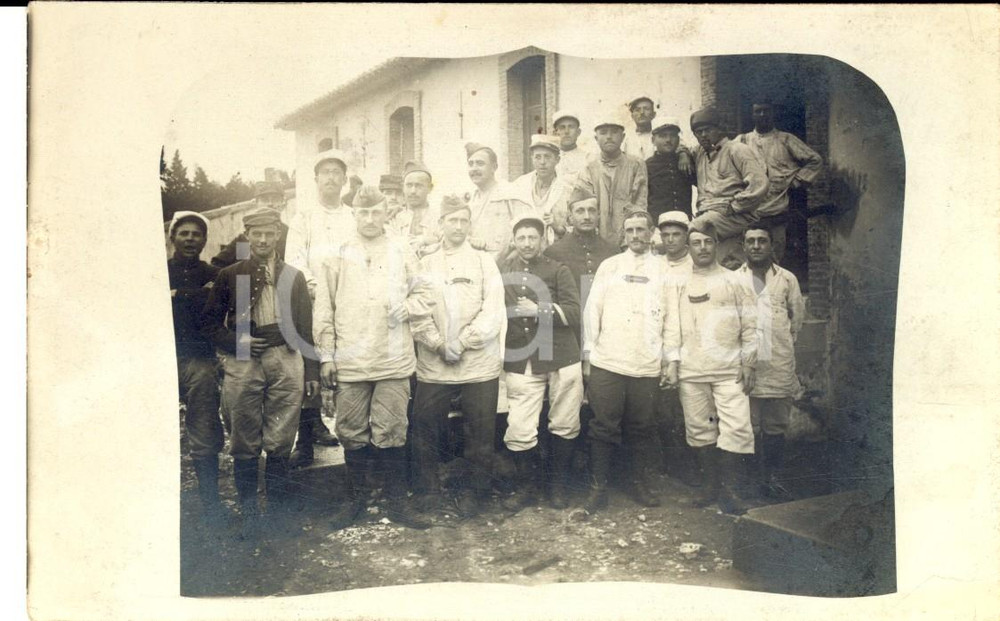 Fotografia d epoca originale 1915 ca WW1 FRANCE Militari di vari reparti posano davanti a una casa rurale 1