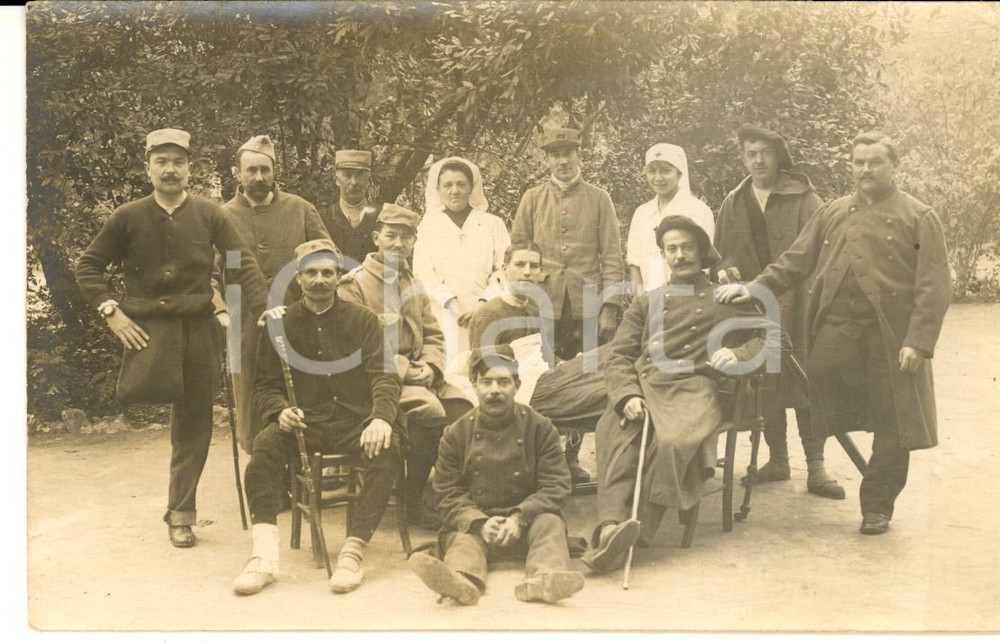 Fotografia d epoca originale 1915 ca WW1 FRANCE Mutilati con infermierE all ospedale militare Foto GUERRA 1