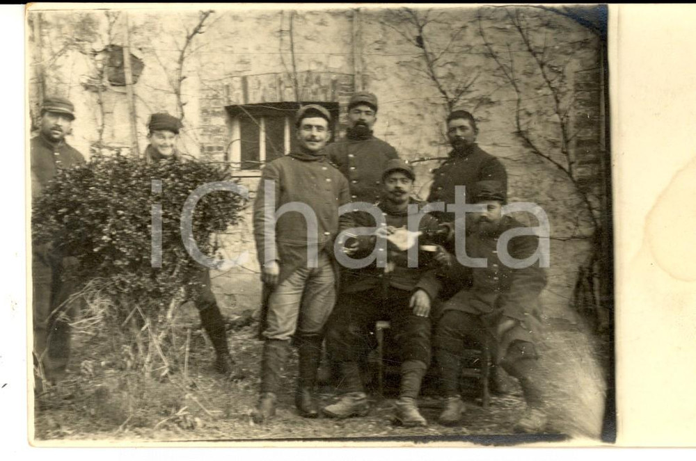 Fotografia d epoca originale 1915 ca WW1 FRANCE Militari di fanteria con la fiaschetta del liquore Foto FP 1