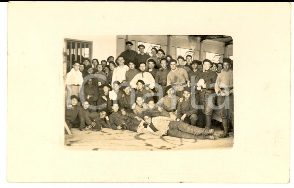 Fotografia d epoca originale 1920 ca FRANCE ARMEE DE TERRE Chasseurs Ã  l intÃ©rieur d une caserne Photo 1