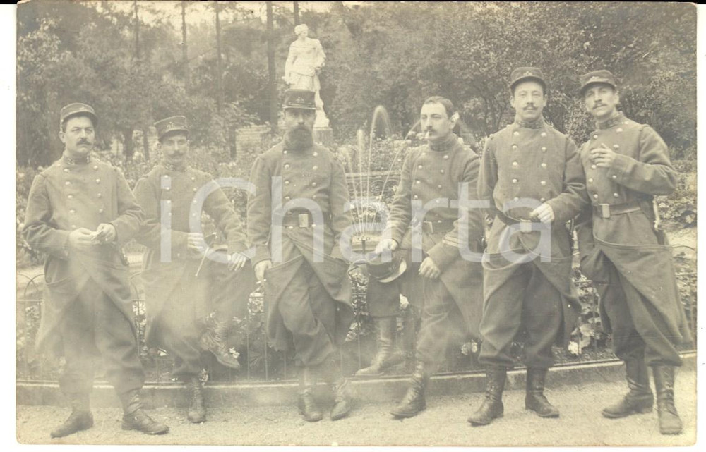 Fotografia d epoca originale 1905 VILLEFRANCHESURSAONE F Soldati del 26Â° fanteria posano in un giardino 1