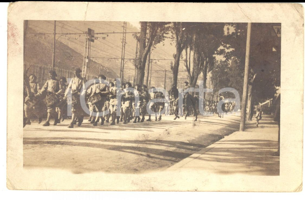 Fotografia d epoca originale 1915 ca FRANCE ARMEE DE TERRE Cacciatori in marcia con drappello di tamburini 1