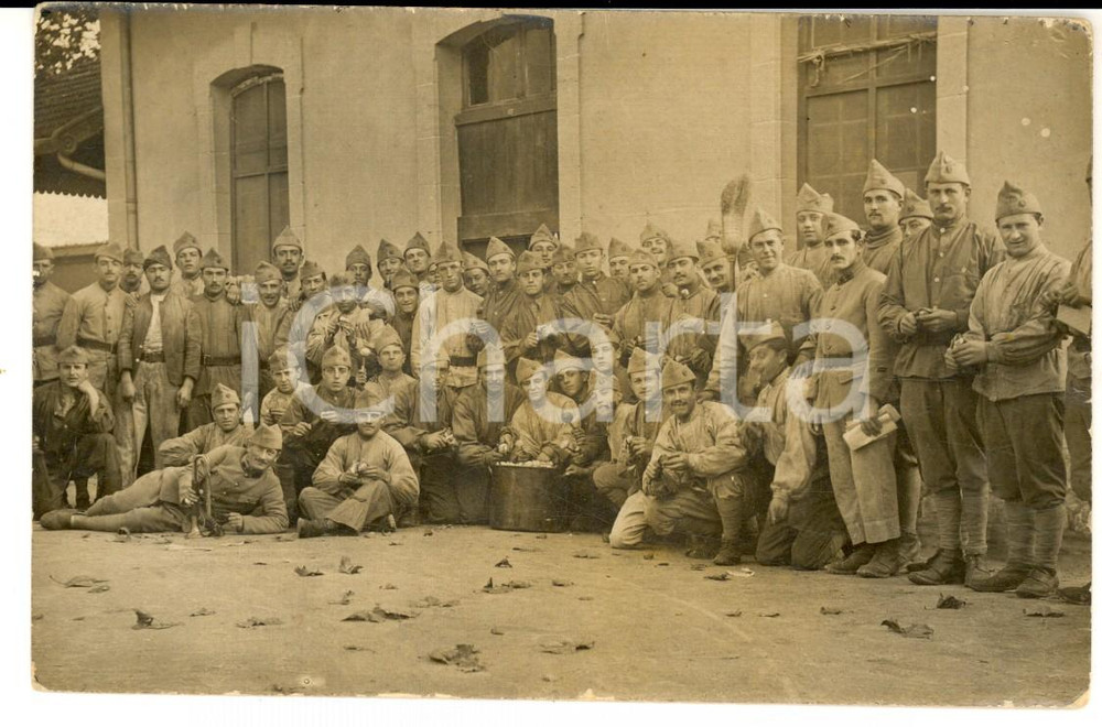 Fotografia d epoca originale 1915 ca FRANCIA Militari di fanteria nella corvÃ©e delle patate Fotografia FP 1
