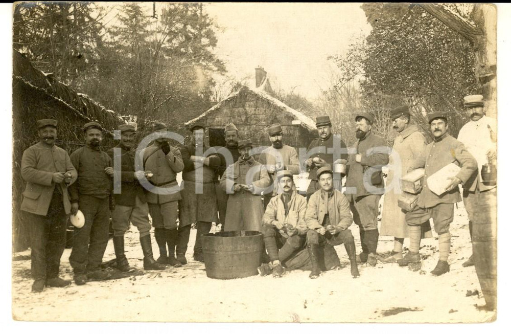 Fotografia d epoca originale 1916 WW1 LIZYSUROURCQ F Soldati pelano le patate per il rancio Foto FP 1