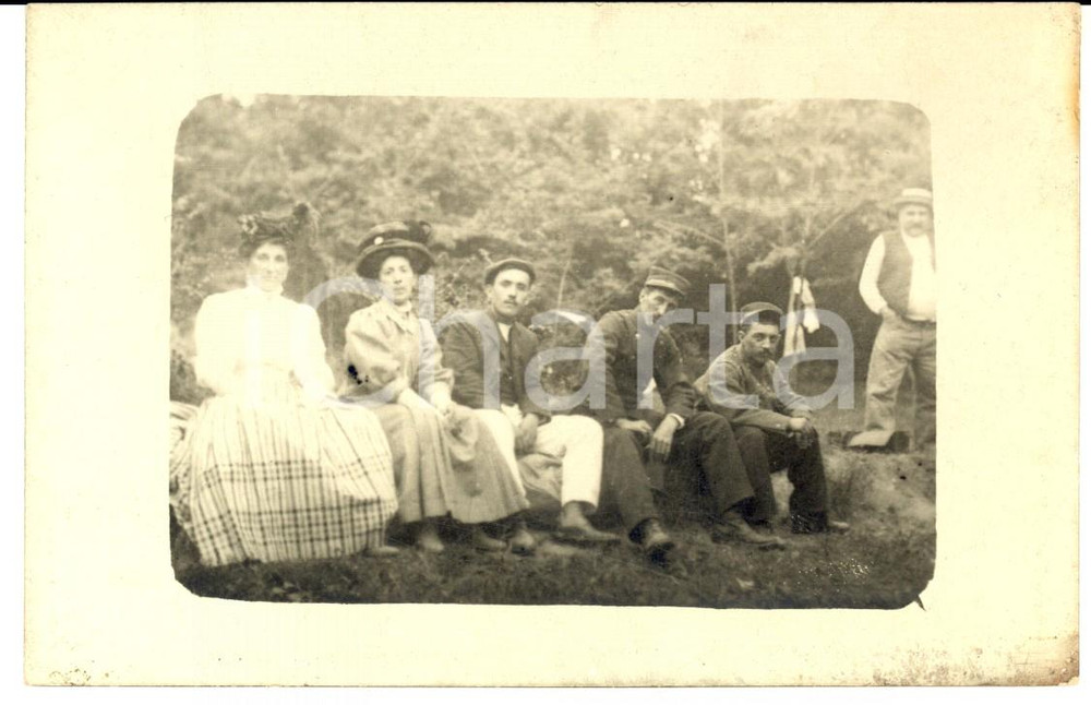 Fotografia d epoca originale 1910 ca FRANCE Militari in posa con una coppia di signore Foto VINTAGE FP 1