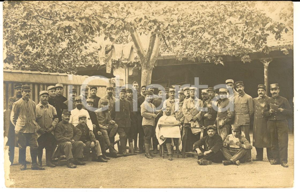 Fotografia d epoca originale 1915 ca CARRYLEROUET F Ufficiali di una scuola con barbiere e LE FIGARO 1