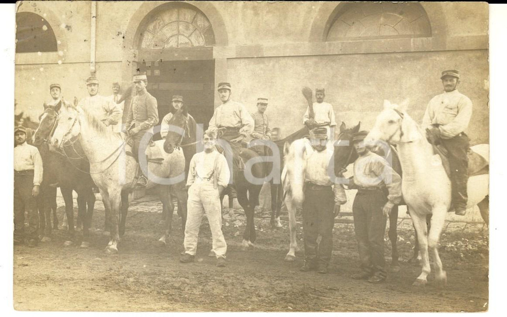 Fotografia d epoca originale 1907 MARSEILLE F Militari di fanteria posano a cavallo Fotografia FP 1
