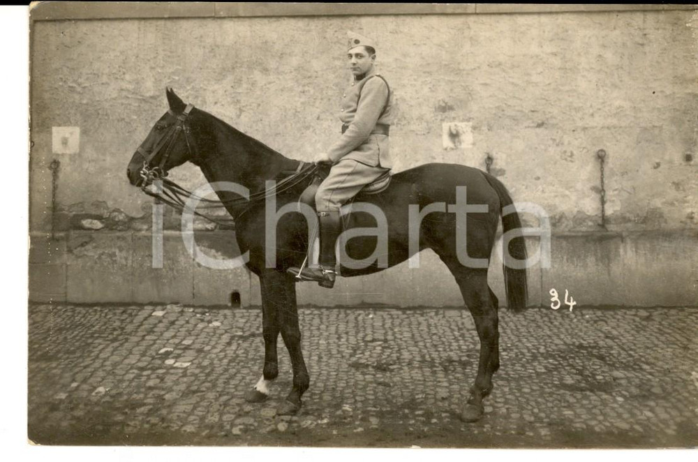Fotografia d epoca originale 1915 ca WW1 FRANCIA Ufficiale di fanteria a cavallo in un cortile Fotografia FP 1