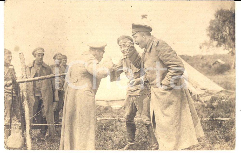 Fotografia d epoca originale 1915 ca WW1 FRANCIA Ufficiali consumano il rancio dalla pentola Foto 1