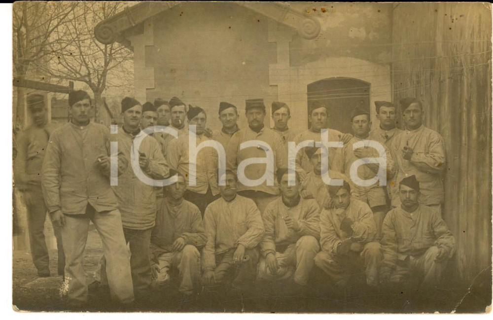 Fotografia d epoca originale 1910 ca FRANCIA Soldati di fanteria durante una pausa dall addestramento 1