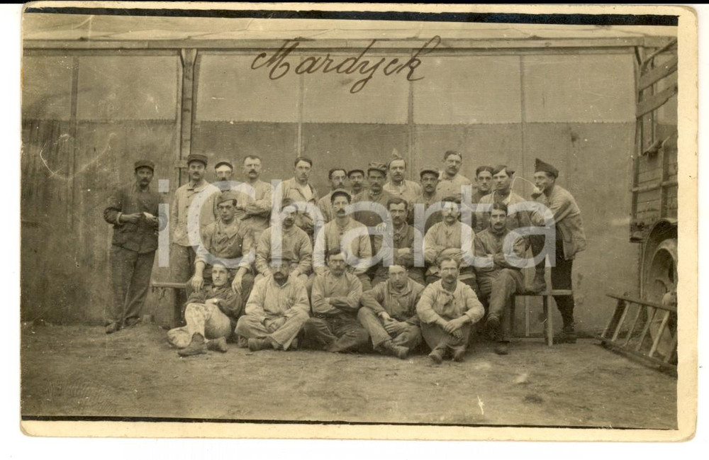 Fotografia d epoca originale 1917 MARDICK F MIlitari di fanteria in un deposito automezzi Foto cartolina 1