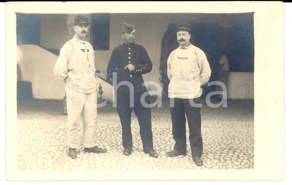 Fotografia d epoca originale 1915 ca WW1 FRANCIA Militari di fanteria a riposo in cortile Fotografia 1