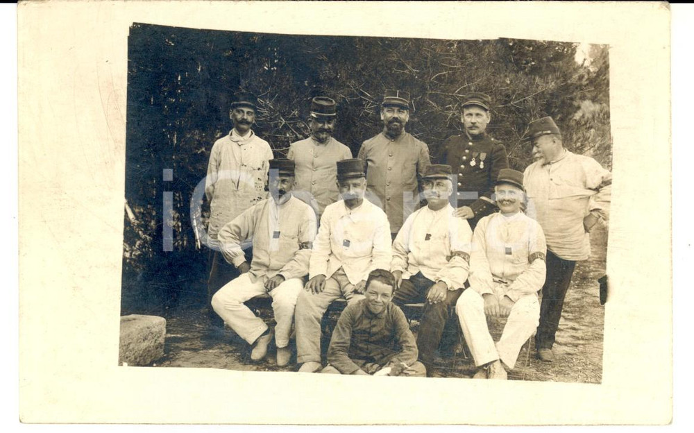 Fotografia d epoca originale 1915 ca WW1 FRANCIA  Militari di fanteria posano con un ragazzino Foto FP 1
