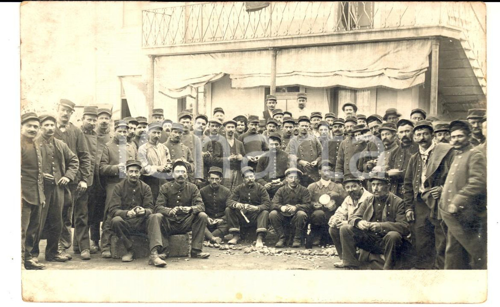 Fotografia d epoca originale 1910 ca FRANCIA Tonin MALENCON pela patate con i commilitoni della fanteria 1