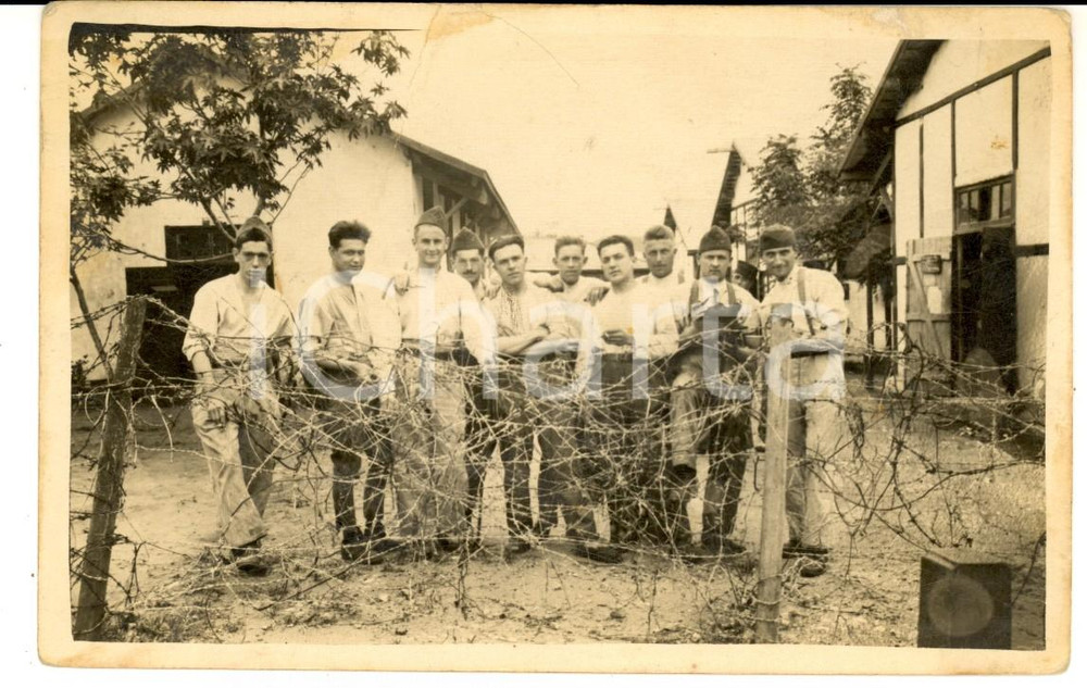 Fotografia d epoca originale 1917 WW1 GERMANIA ? Giovani prigionieri di guerra dietro il filo spinato Foto 1