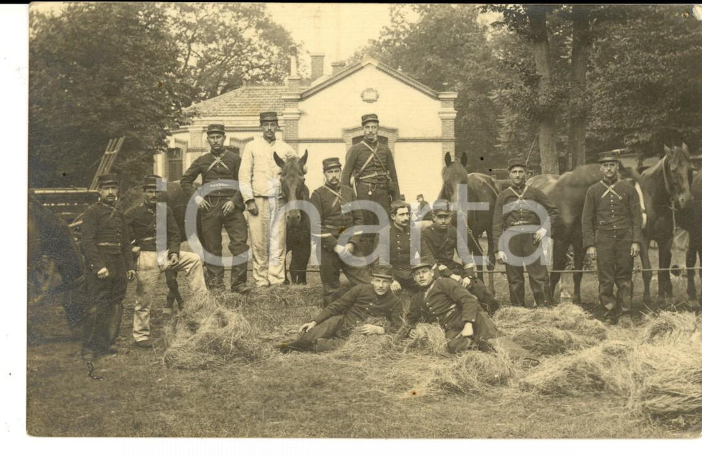 Fotografia d epoca originale 1915 ca WW1 FRANCIA MIlitari posano presso un recinto di cavalli Foto FP 1