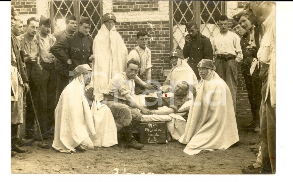 Fotografia d epoca originale 1921 OLANDA Finta operazione con militari travestiti da suore Foto GOLIARDICA 1