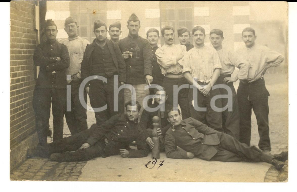Fotografia d epoca originale 1915 ca FRANCIA MIlitari di fanteria posano con un birillo Foto FP 1