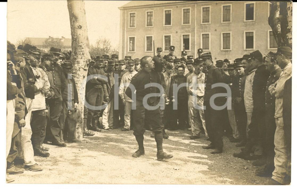 Fotografia d epoca originale 1915 ca WW1 FRANCIA Militare sottoposto a un finto processo Foto GOLIARDICA 1