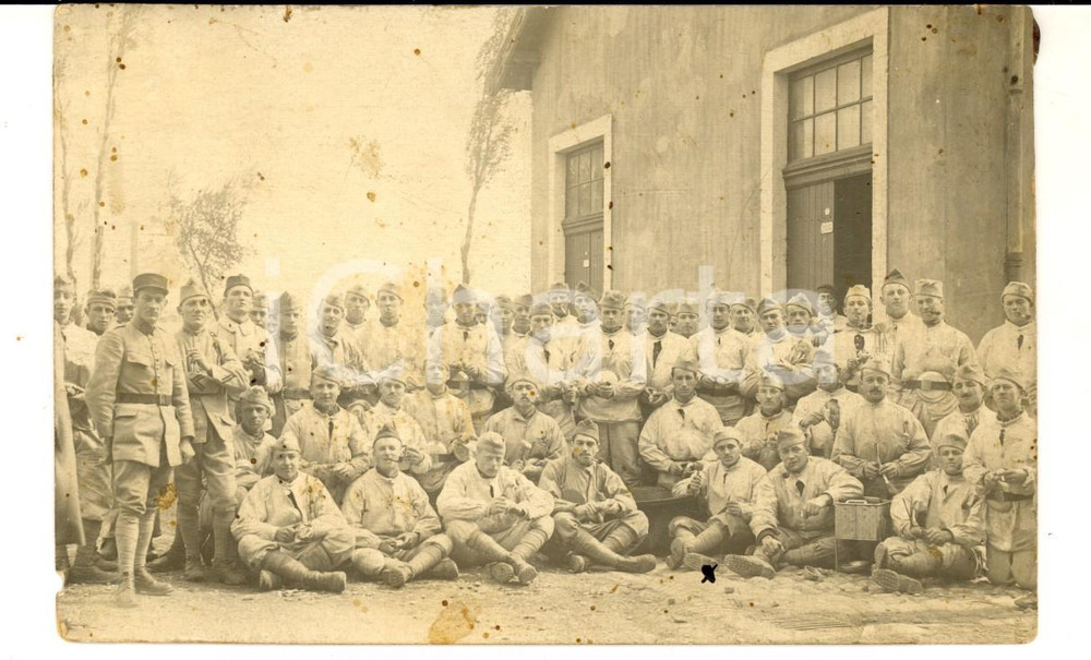 Fotografia d epoca originale 1915 ca WW1 FRANCIA Soldati di un reggimento di fanteria pelano patate Foto 1