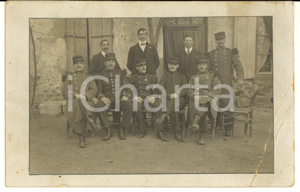 Fotografia d epoca originale 1915 ca WW1 FRANCE Officiers dans la cour d une maison bourgeoise Photo 1