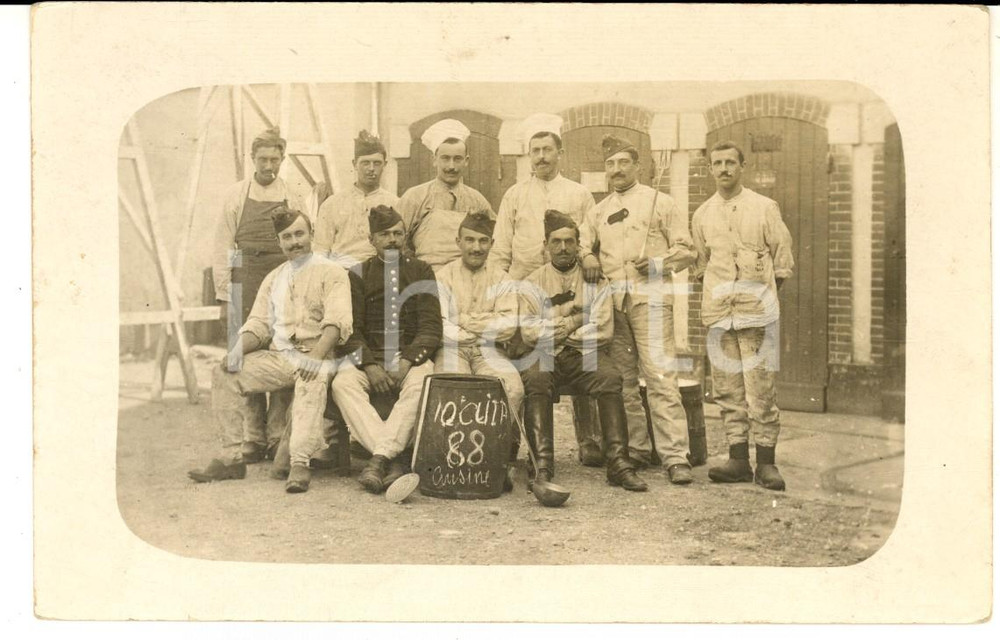 Fotografia d epoca originale 1915 ca WW1 FRANCE Soldats d infanterie avec leurs cuisinier Photo GUERRE 1