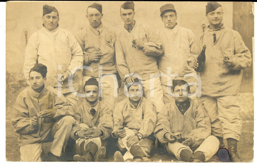 Fotografia d epoca originale 1915 ca WW1 FRANCIA Soldati del 97Â° reggimento di fanteria con pipe e bottiglia 1
