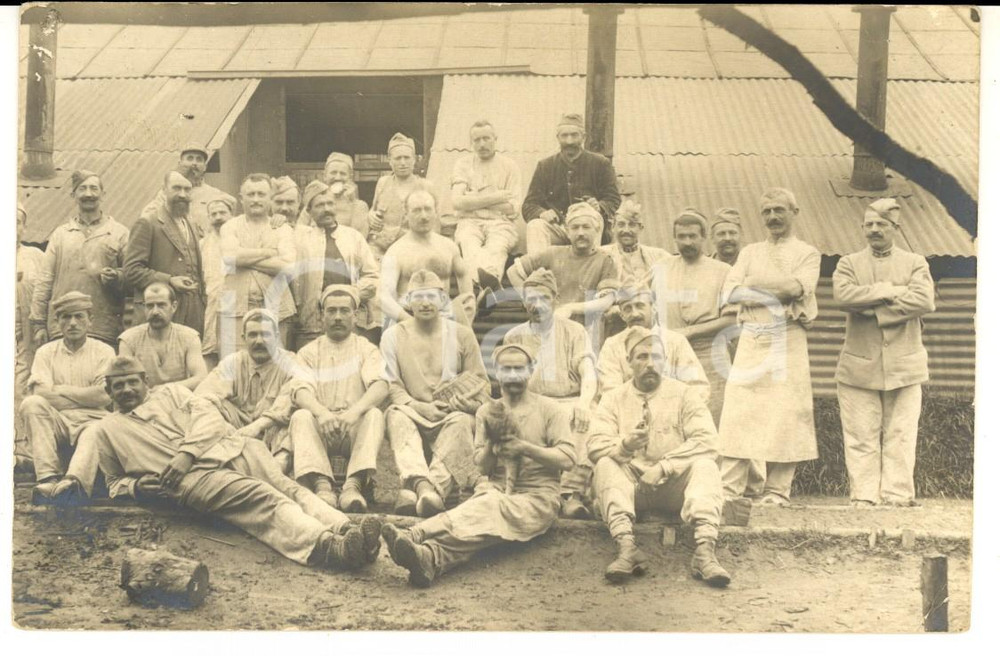 Fotografia d epoca originale 1917 WW1 BORANSUROISE F Soldati di fanteria posano con un gatto Foto 1