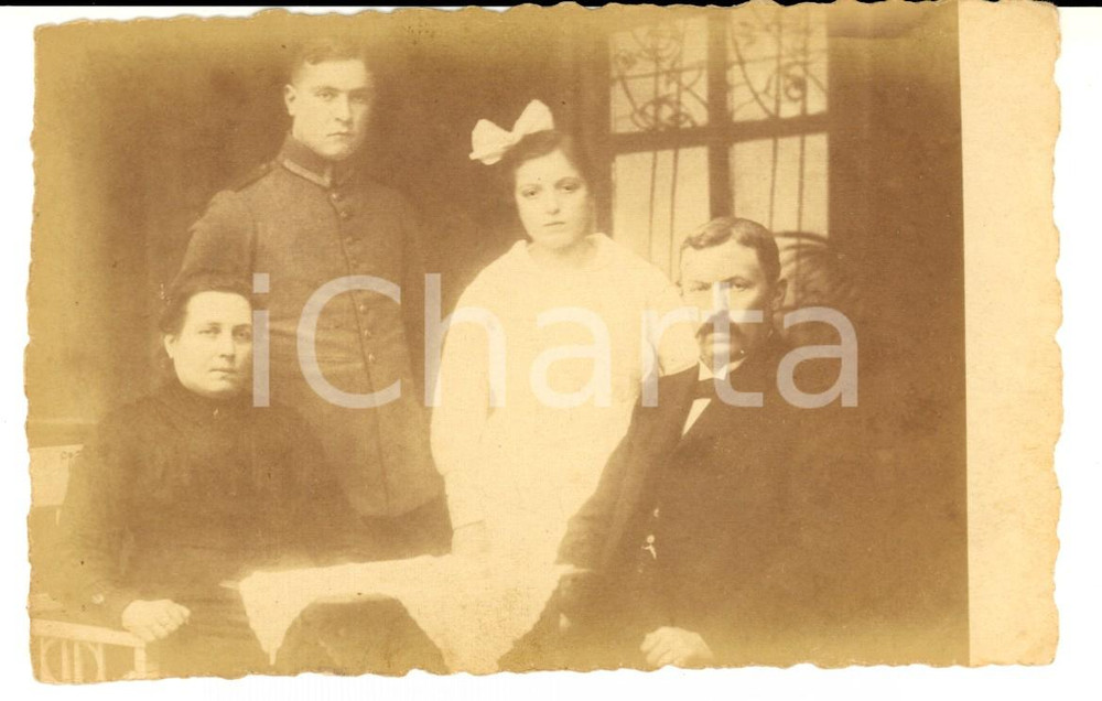 Fotografia d epoca originale 1910 ca FRANCIA Ritratto di un giovane militare con la famiglia Foto VINTAGE 1