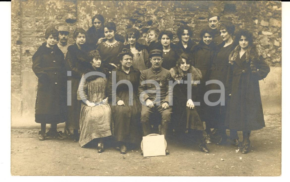 Fotografia d epoca originale 1915 ca WW1 FRANCIA Ufficiale decorato posa con un gruppo di donne Foto FP 1