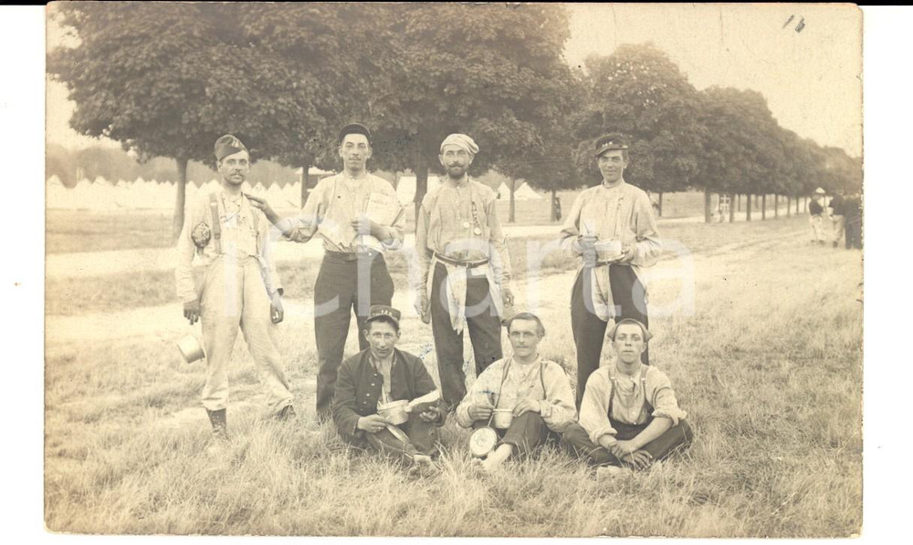 Fotografia d epoca originale 1915 ca WW1 LYON F Soldats du 148e RI dÃ©jeuner en campagne Photo LOCART 1