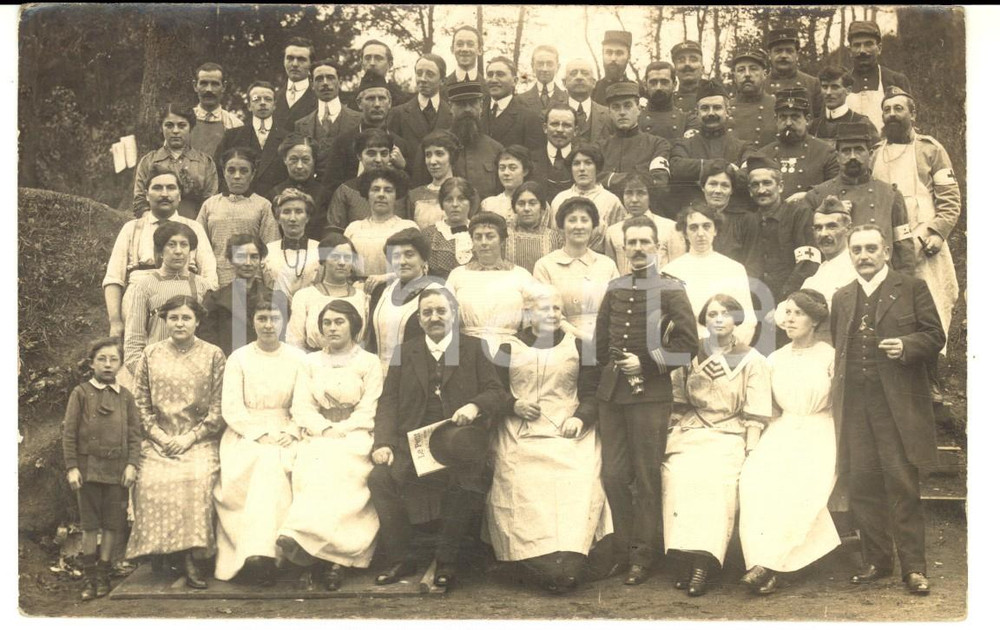 Fotografia d epoca originale 1915 ca WW1 FRANCIA Ufficiali sanitari posano con le infermiere Foto FP 1