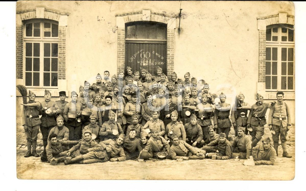 Fotografia d epoca originale 1935 VALDAHON F  MIlitari di fanteria con le padelle del rancio Foto FP 1