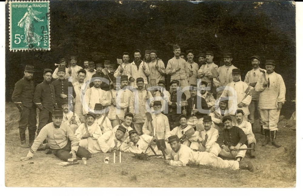 Fotografia d epoca originale 1910 ca FRANCE Gruppo di militari armati di palette Foto cartolina GOLIARDICA 1