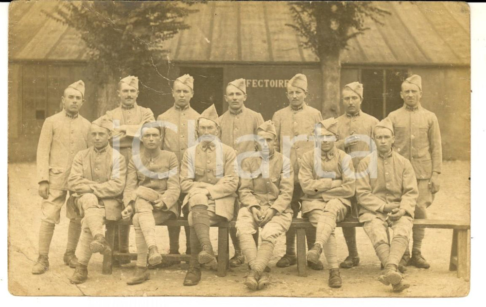 Fotografia d epoca originale 1915 ca WW1 FRANCE Soldats 140e rgt devant le rÃ©fectoire Photo carte postale 1