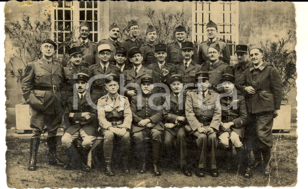 Fotografia d epoca originale 1915 ca WW1 FRANCE Gruppo di ufficiali in un cortile Foto GRANDE GUERRA 1