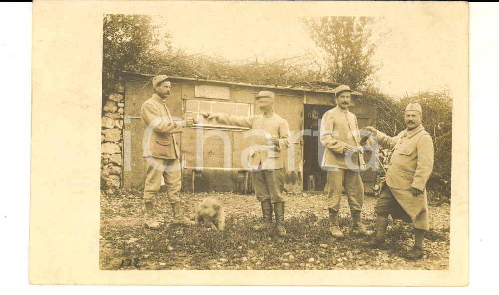 Fotografia d epoca originale 1916 WW1 FRANCE Brindisi tra militari con un cagnolino Foto cartolina 1