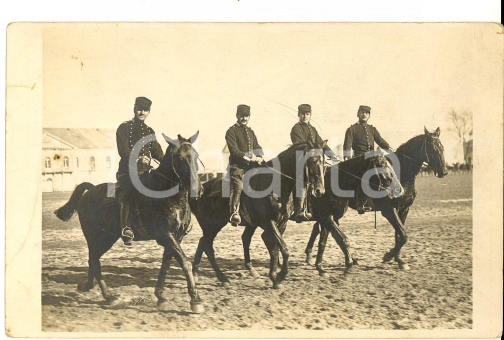 Fotografia d epoca originale 1912 SAUMUR F Quatre officiers Ã  cheval dans une caserne Photo carte postale 1